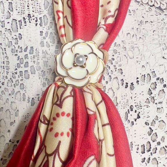 Accessories - NEW ✨Floral Enamel Scarf Ring with Pearl Accent - Red & Cream